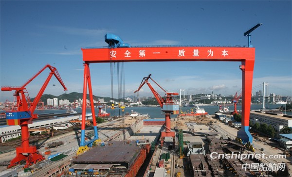 厦船重工两艘48T浮吊船及一艘29M拖船签字交付