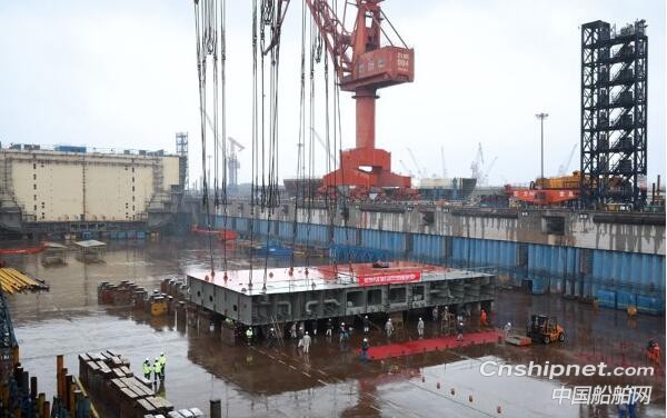 沪东中华2艘22000TEU集装箱船正式落坞