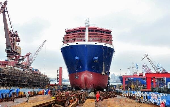 沪东中华13000吨多用途重吊船6号船下水