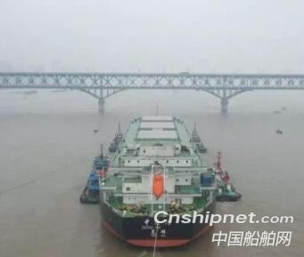 芜湖造船厂首艘64000吨级散货船顺利通过南京长江大桥