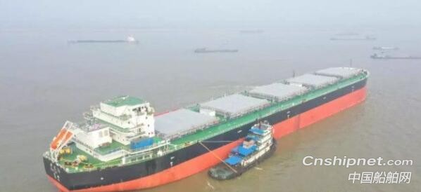 芜湖造船厂首艘64000吨级散货船顺利通过南京长江大桥