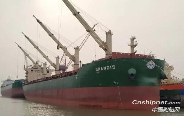 扬子江船业第二艘62000DWT杂货船“格兰迪丝”轮签字交付