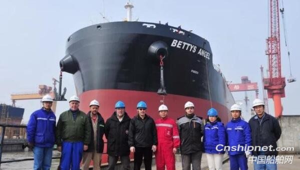 扬子江船业一艘82000DWT散货船顺利出坞