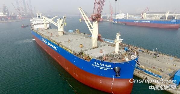 大连中远海运重工6.2万吨多用途纸浆船3号船成功下水