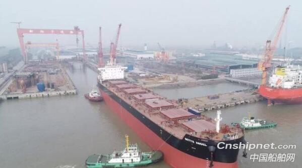 扬子江船业一艘82000DWT散货船顺利出坞