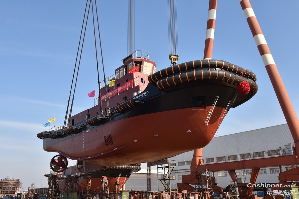 镇江船厂2艘全回转利吊装下水