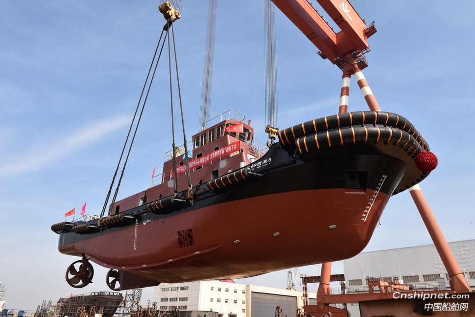 镇江船厂2艘全回转利吊装下水