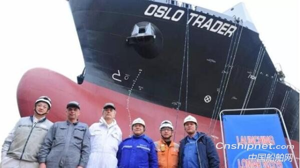 扬子江船业1800TEU集装箱船顺利下水