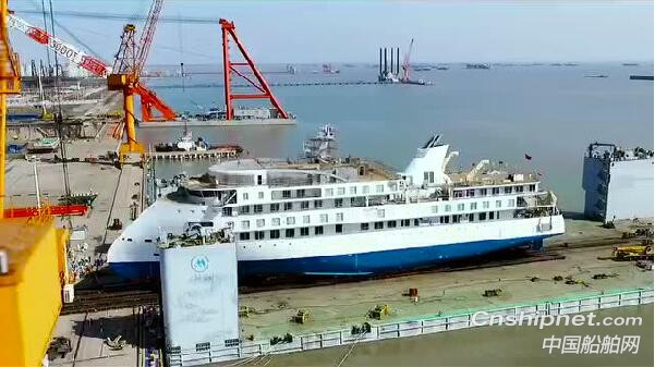 招商工业首制船极地探险邮轮1号船下水