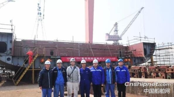 扬子江船业第五艘1800TEU集装箱船上船台搭载