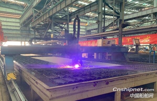 中航鼎衡10000吨级成品油船顺利开工