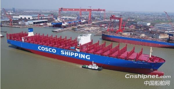扬州中远海运重工第二艘13500TEU系列集装箱船移泊上海长兴岛