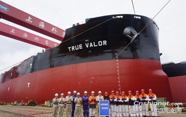 外高桥造船2艘18万吨散货船同日出坞
