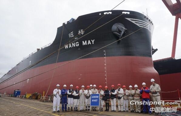 外高桥造船2艘18万吨散货船同日出坞