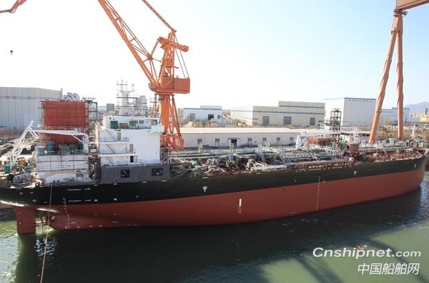 山船重工37000吨化学品船提前下水出坞