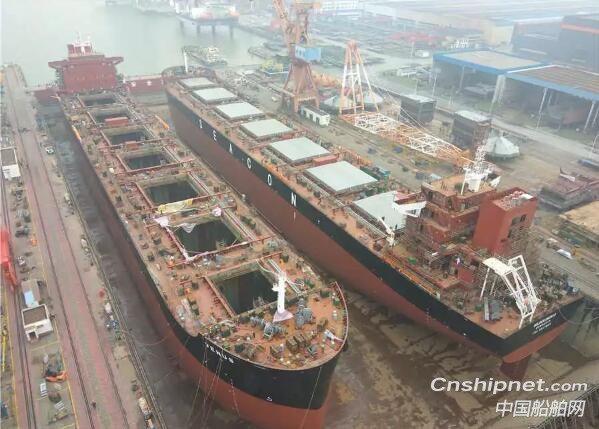 黄埔文冲2艘82000吨散货船同时出坞