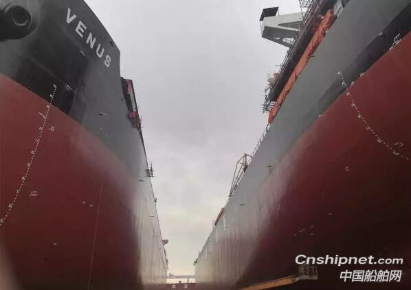 黄埔文冲2艘82000吨散货船同时出坞