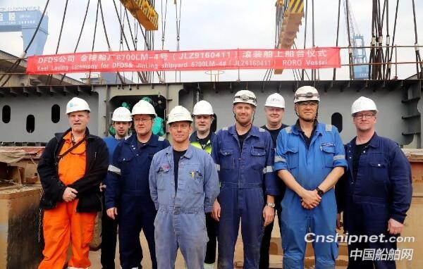 南京金陵船厂2艘15500吨滚装船分别出坞上船台