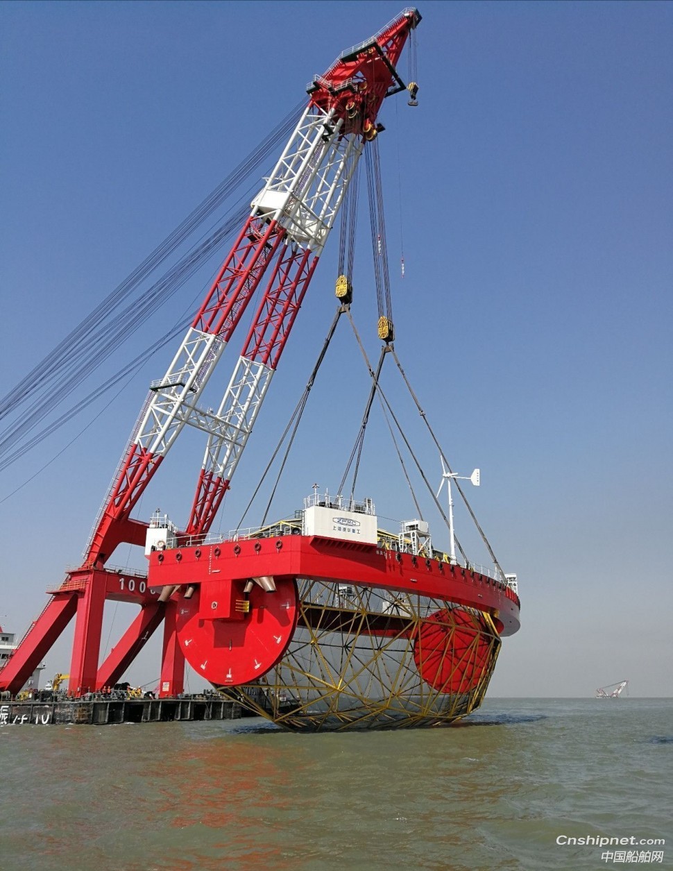 振华重工“振渔1”号深远海大鱼网箱养殖平台完成海试