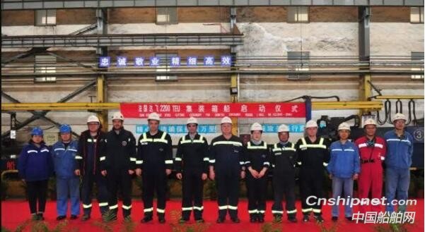 扬子江船业同日两艘散货船出坞一艘集装箱船开工
