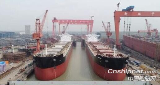 扬子江船业同日两艘散货船出坞一艘集装箱船开工