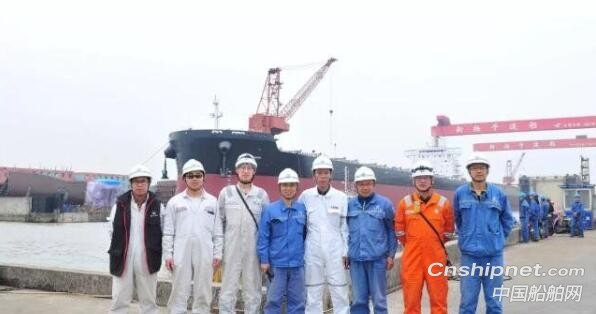 扬子江船业同日两艘散货船出坞一艘集装箱船开工