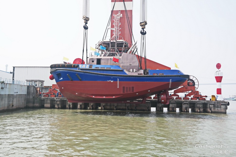 镇江船厂2660kW全回转拖船顺利吊装下水