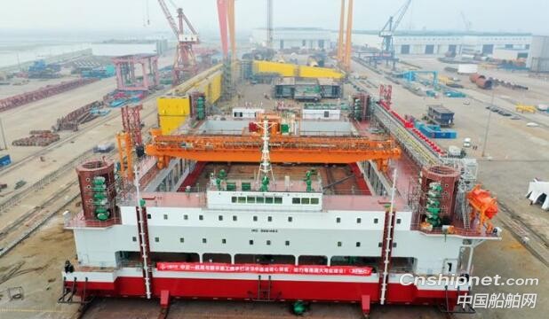 振华重工自升平台式碎石铺设整平船“津平2”下水