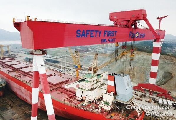 舟山太平洋海工40万吨级矿砂船完成脱硫塔烟囱结构吊装