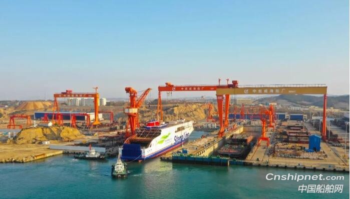 中航威海3100米车道高端客滚船下水