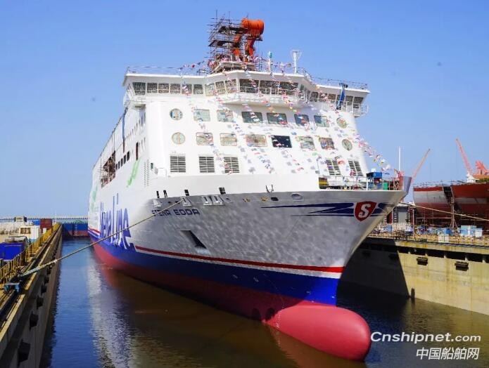 中航威海3100米车道高端客滚船下水