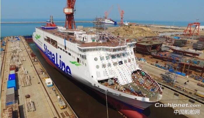 中航威海3100米车道高端客滚船下水