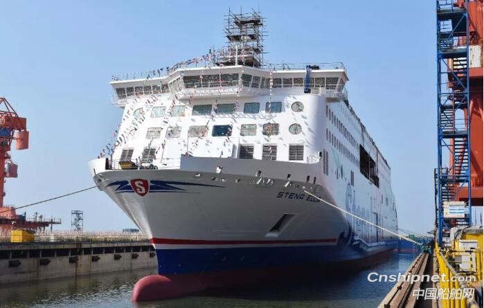 中航威海3100米车道高端客滚船下水