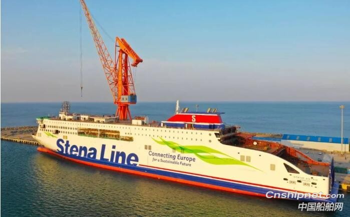 中航威海3100米车道高端客滚船下水