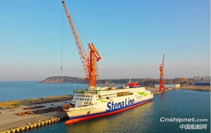 中航威海3100米车道高端客滚船下水