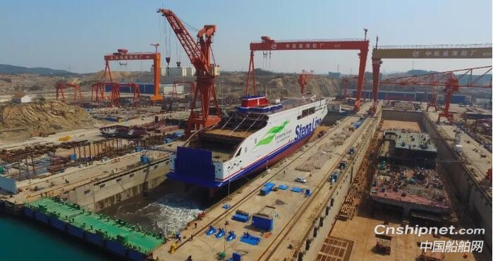 中航威海3100米车道高端客滚船下水