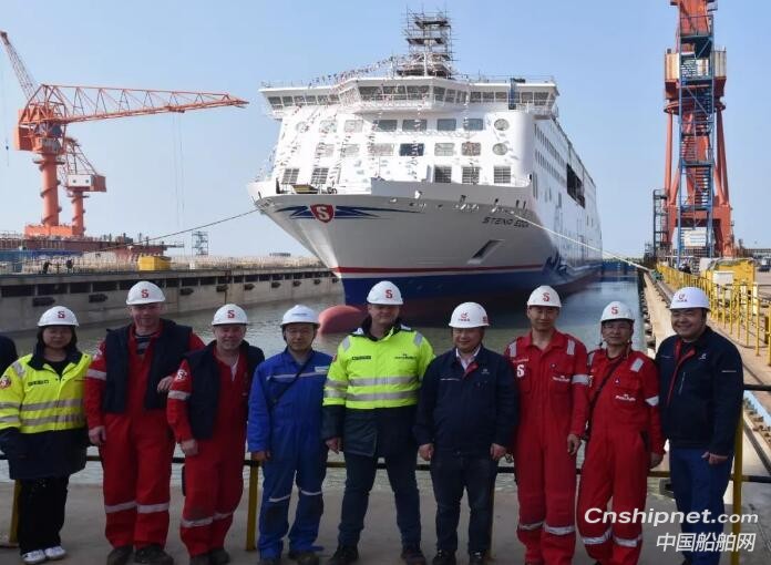中航威海3100米车道高端客滚船下水