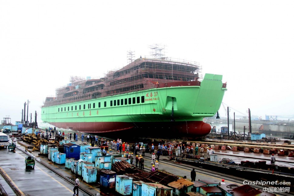 献礼海军建军70周年，泰州口岸船舶又一艘客滚船顺利下水