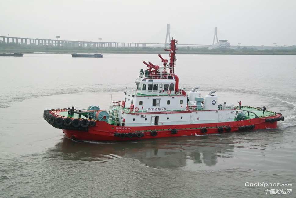 镇江船厂交付我国最大功率消拖两用全回转拖船