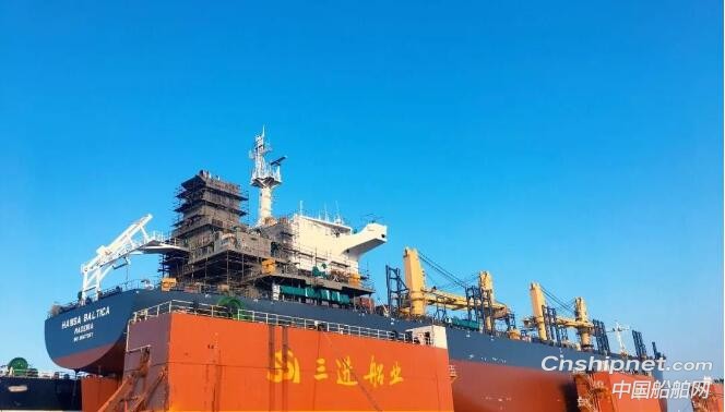 三进船业36K运木散货船成功下水