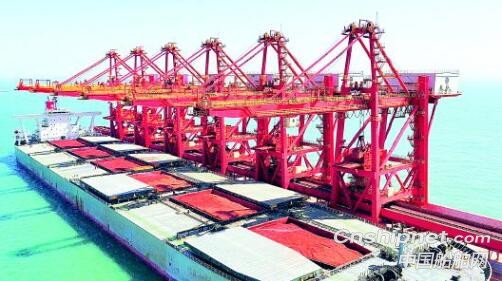 全球首条30万吨级铝矾土船烟台港卸船