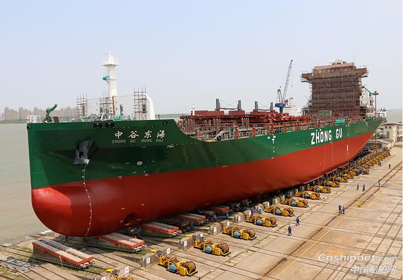 金陵船厂1900TEU-2号集装箱船顺利下水