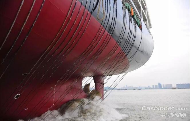 扬子江船业第五艘1800TEU集装箱船下水