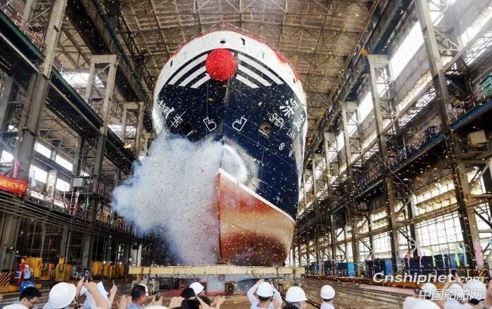 我国首制南极磷虾船“深蓝”号下水