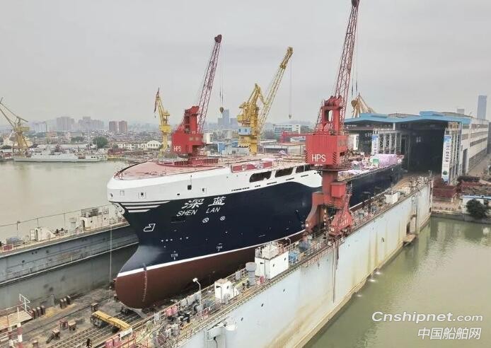 我国首制南极磷虾船“深蓝”号下水