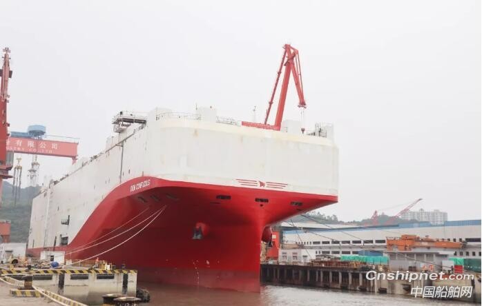 全球最大LNG汽车滚装船首制船出坞