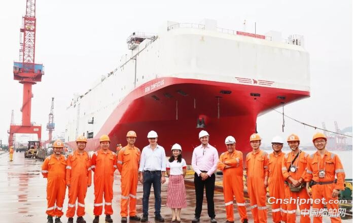 全球最大LNG汽车滚装船首制船出坞