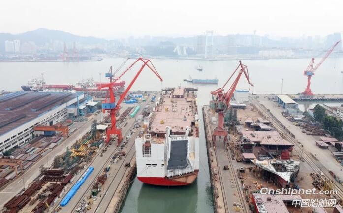 全球最大LNG汽车滚装船首制船出坞