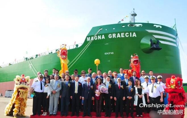 扬子江船业首制82000DWT散货船命名交付