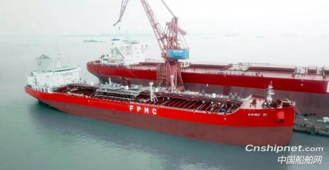 广船国际48800吨成品油/化学品船1号船签字交付